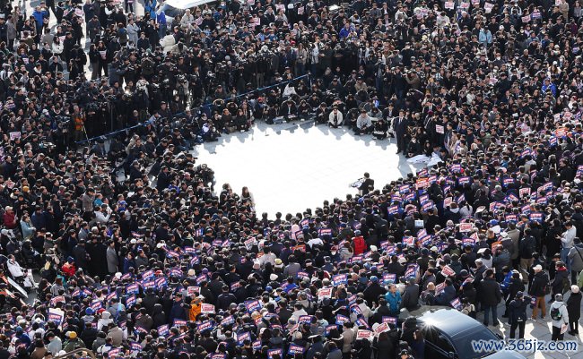 “这是2024年的大韩民国吗？”6小时戒严令下的怯生生、零乱与大怒
